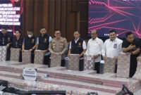 Sejumlah pelaku pembobolan rekening dormant saat ditampilkan di Mabes Polri, Jakarta, Kamis (25/9/2025). Foto: Rachmadi Rasyad/kumparan
