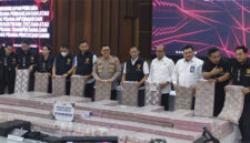 Sejumlah pelaku pembobolan rekening dormant saat ditampilkan di Mabes Polri, Jakarta, Kamis (25/9/2025). Foto: Rachmadi Rasyad/kumparan
