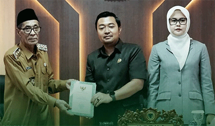 Wakil Bupati Batang Hari H.Bakhtiar menghadiri Rapat Paripurna DPRD.
