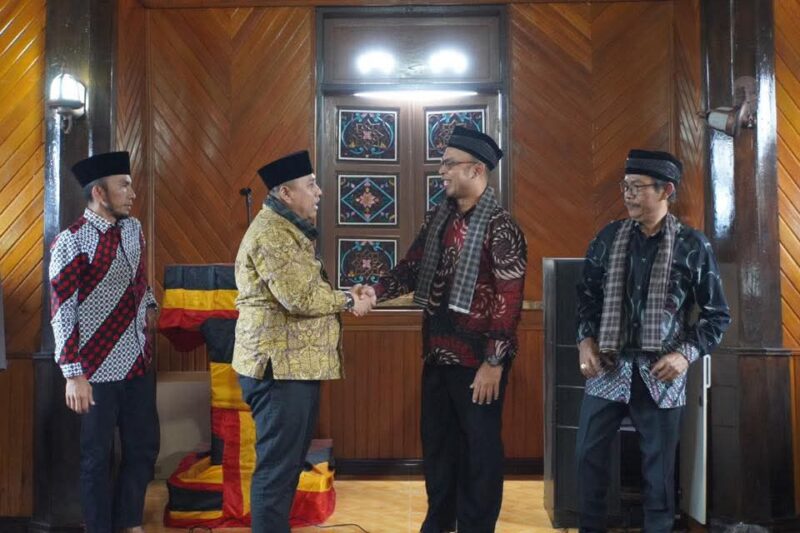 Walikota Padang Panjang, Hendri Arnis menyalami salah seorang pengurus Kerapatan Adat Nagari Pareng Nan Panjang ketika acara silaturahmi, Minggu (7/9) di balairung setempat.