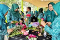 Lomba merangkai bunga di arena Persami PKK Kota Padang Panjang.