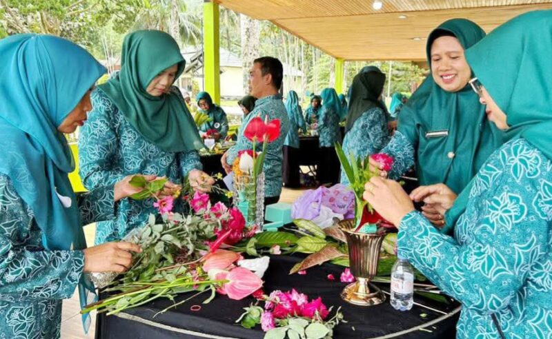 Lomba merangkai bunga di arena Persami PKK Kota Padang Panjang.