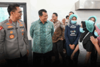 Wamen PAN-RB Komjen Pol. (Purn) Purwadi Arianto menyambangi Satuan Pelayanan Pemenuhan Gizi (SPPG) Polda Jambi.