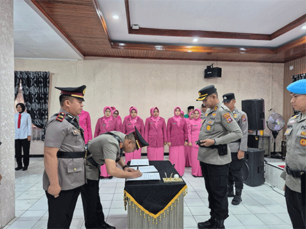 Serahterima Wakapolres dan Kasat Lantas Polres Padang Panjang.
