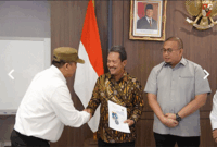 Walikota Hendri Arnis menyerahkan proposal kepada Menteri Kekuatan dan Perikanan, Sakti Wahyu Trenggono.