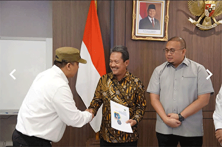Walikota Hendri Arnis menyerahkan proposal kepada Menteri Kekuatan dan Perikanan, Sakti Wahyu Trenggono.