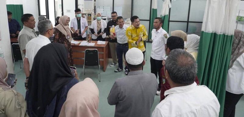 Allex Saputra dan Mahdelmi ketika meninjau kondisi layanan di RSUD Padang Panjang.