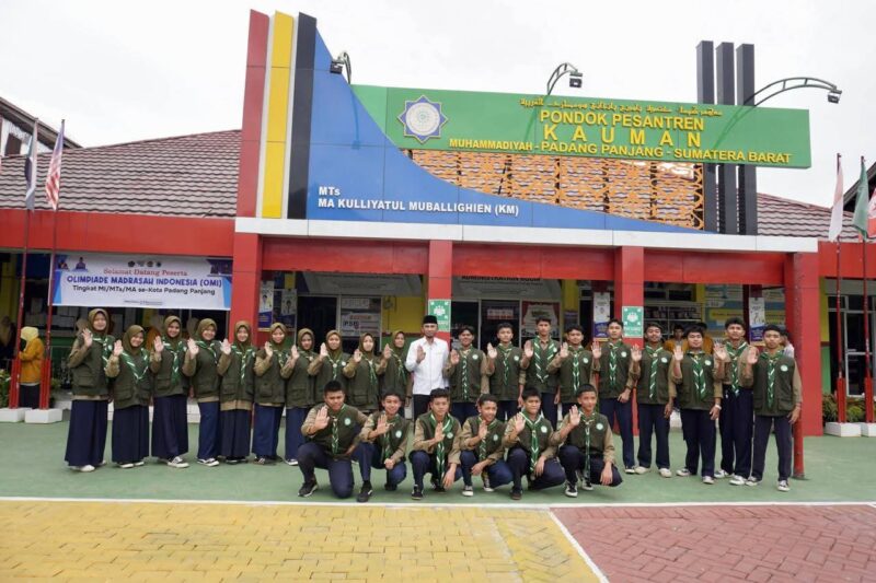 ombongan santri Pondok Pesantren Kauman Muhammadiyah Padang Panjang siap menuju Malaysia.
