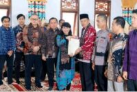 Staf Ahli Kementerian ATR/BPN, Rezka Oktoberia, bersama  Wawako Azhar Hamzah, Kepala BPN Provinsi Jambi, Humaidi, perwakilan Kemendagri, dan Forkompinda, di rumah gedang Dasira, Kamis (11/9/2025).