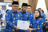 Wako Alfin menyerahkan sertifikat Penguatan Kapasitas HAM kepada perwakilan ASN.