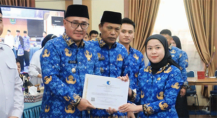 Wako Alfin menyerahkan sertifikat Penguatan Kapasitas HAM kepada perwakilan ASN.