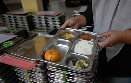 Sebanyak 20 siswa SDN 01 Gedong Jalan Trikora, Kelurahan Gedong, Pasar Rebo, Jakarta Timur diduga keracunan hidangan makan bergizi gratis (MBG), Selasa (30/9). Ilustrasi (CNN Indonesia/Adi Ibrahim)
