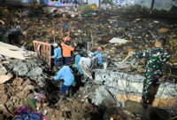 Petugas melakukan proses pencarian korban di sekitar bangunan ruko yang hancur akibat diterjang banjir di kawasan Jalan Sulawesi, Denpasar, Bali, Kamis (11/9/2025). Foto: Fikri Yusuf/ANTARA FOTO
