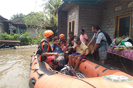 Petugas Basarnas Bali mengevakuasi warga korban banjir di Desa Samblong, Kelurahan Sangkar Agung, Kabupaten Jembrana, Bali, Rabu (10/9/2025).(Basarnas Bali.)