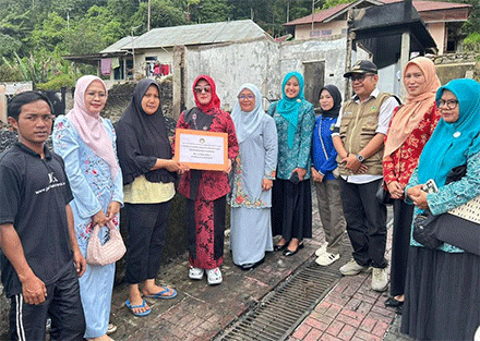 Penyerahan bantuan untuk korban kebakaran dari TP-PKK Padang Panjang.