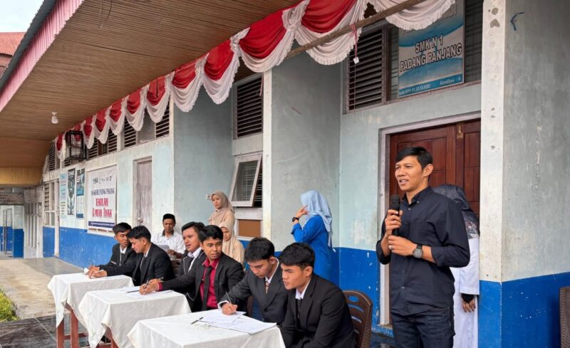 Ketua Bawaslu Padang Panjang, Hidayatul Fajri pada pemilihan OSIS SMKN 1.