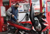 Pertamina Patra Niaga menyebut perbedaan harga BBM di Malaysia dengan Indonesia mungkin dipicu 3 faktor; harga impor, harga jual kompetitif, biaya distribusi. (CNN Indonesia/Safir Makki).


Baca artikel CNN Indonesia 