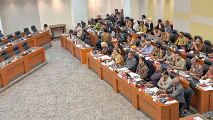 Banggar DPR RI, Menkeu Purbaya Yudhi Sadewa, Gubernur BI Perry Warjiyo, dan perwakilan Bappenas saat Rapat Kerja (Raker) di Gedung DPR RI, Jakarta, Kamis (18/09/2025). Sumber : Antara
