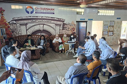 Belasan siswa SMA Negeri 5, Kota Bengkulu yang dipecat sepihak mendatangi ombudsman, Senin (15/9/2025).(KOMPAS.COM/FIRMANSYAH)

