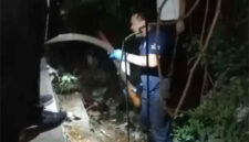 Polisi mengamankan senjata celurit yang dipakai pelajar tawuran. Dok: Ist.
