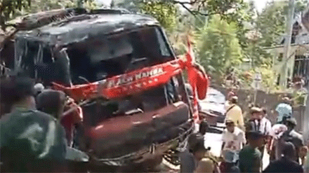 Tangkapan layar rombongan bus karyawan RSBS Jember yang kecelakaan di lereng Gunung Bromo di Kecamatan Sukapura, Probolinggo, Minggu (14/9/2025)
