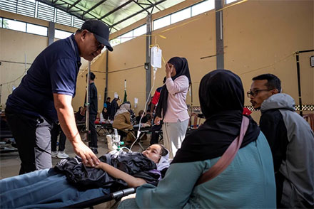 Kepala BGN Dadan Hindayana meninjau korban keracunan MBG di Posko Penanganan di Kantor Kecamatan Cipongkor, Kabupaten Bandung Barat, Selasa (23/9/2025). Foto: Abdan Syakura/ANTARA FOTO

