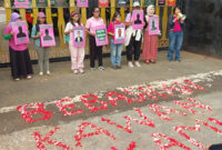 Puluhan perempuan yang tergabung dalam Aliansi Perempuan Indonesia menggelar aksi tabur bunga di depan Markas Polda Metro Jaya, Rabu (17/9). Sumber : Rika Pangesti/tvOnenews.com
