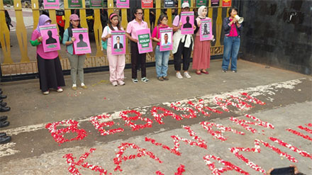 Puluhan perempuan yang tergabung dalam Aliansi Perempuan Indonesia menggelar aksi tabur bunga di depan Markas Polda Metro Jaya, Rabu (17/9). Sumber : Rika Pangesti/tvOnenews.com
