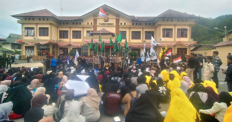 Demo Damai Mahasiswa Kerinci, Sungai Penuh Duduk Tertib di Mapolres Kerinci, Selasa (2/9/2025)