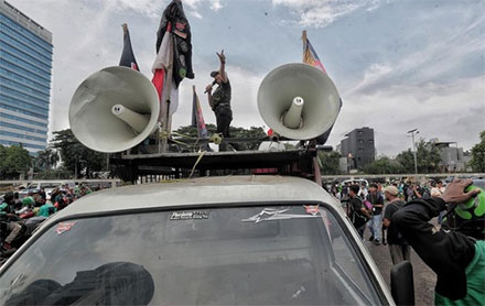 Demo ojol depan DPR RI. (CNN Indonesia/Adhi Wicaksono)