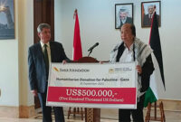 Duta Besar Palestina untuk Indonesia Zuhair Al-Shun (kiri) bersama pendiri Tahir Foundation, Dato Sri Tahir (kanan), saat penyerahan donasi di Kedubes Palestina di Jakarta, Selasa (30/9/2035). (ANTARA FOTO/Asri Mayang Sari)
