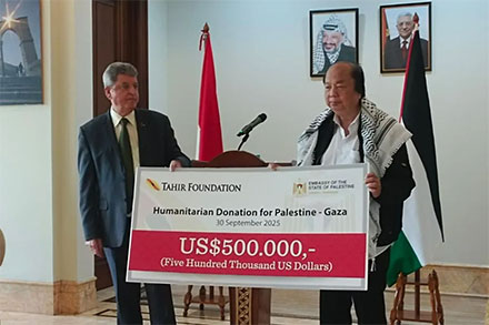 Duta Besar Palestina untuk Indonesia Zuhair Al-Shun (kiri) bersama pendiri Tahir Foundation, Dato Sri Tahir (kanan), saat penyerahan donasi di Kedubes Palestina di Jakarta, Selasa (30/9/2035). (ANTARA FOTO/Asri Mayang Sari)
