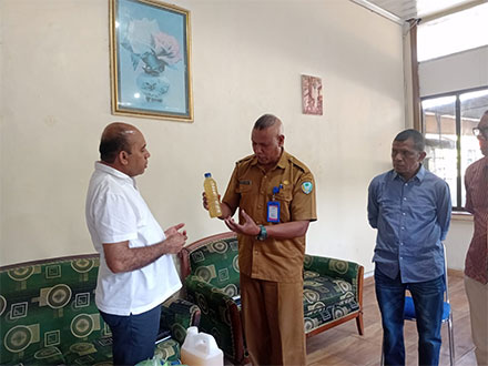 Penyerahan Sampel Eko Enzim, Beras Eko Enzim dan Bibit Eko Enzim oleh Charles Malelak Kepada Pihak Timor Leste
