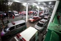 Sejumlah mobil ambulance disiapkan untuk korban bangunan musala yang ambruk di Pondok Pesantren (Ponpes) Al Khoziny di Kecamatan Buduran, Sidoarjo, Jawa Timur, Senin (29/9/2025). Foto: Umarul Faruq/ANTARA FOTO
