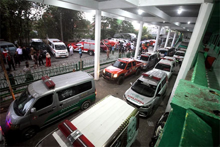 Sejumlah mobil ambulance disiapkan untuk korban bangunan musala yang ambruk di Pondok Pesantren (Ponpes) Al Khoziny di Kecamatan Buduran, Sidoarjo, Jawa Timur, Senin (29/9/2025). Foto: Umarul Faruq/ANTARA FOTO
