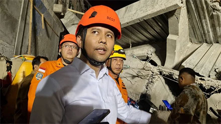Wakil Gubernur Jawa Timur Emil Dardak saat meninjau bangunan musala yang ambruk di Pondok Pesantren (Ponpes) Al Khoziny di Kecamatan Buduran, Sidoarjo, Jawa Timur, Senin (29/9/2025). Foto: Farusma Okta Verdian/kumparan
