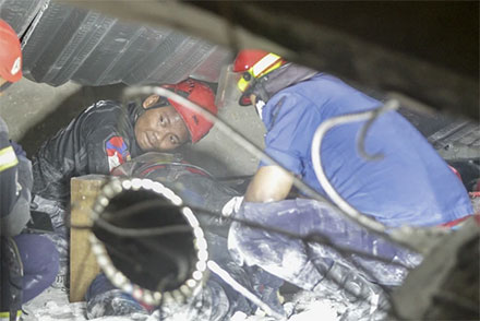 Tim SAR mencari korban bangunan Ponpes Al-Khoziny, Senin malam (29/9/2025). Foto: Umarul Faruq/ANTARA FOTO
