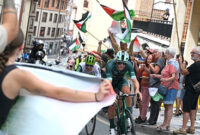 Warga Spanyol membentangkan bendera Palestina sebagai bentuk penolakan terhadap keikutsertaan tim Israel di balapan sepeda Vuelta (Foto: Getty Images/Dario Belingheri)
