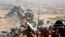 Warga Palestina yang mengungsi dari Gaza utara akibat operasi militer Israel, bergerak ke selatan setelah pasukan Israel memerintahkan penduduk Kota Gaza untuk mengungsi ke selatan, di Jalur Gaza tengah, Sabtu (20/9/2025). Foto: Dawoud Abu Alkas/REUTERS
