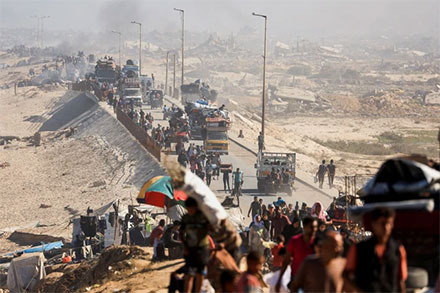 Warga Palestina yang mengungsi dari Gaza utara akibat operasi militer Israel, bergerak ke selatan setelah pasukan Israel memerintahkan penduduk Kota Gaza untuk mengungsi ke selatan, di Jalur Gaza tengah, Sabtu (20/9/2025). Foto: Dawoud Abu Alkas/REUTERS
