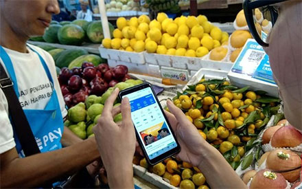 Ilustrasi. E-wallet Gopay kini mengakomodir transaksi pembayaran QRIS di Jepang, menambah opsi pembayaran para traveler yang sedang berada di Negeri Sakura. (Foto: CNN Indonesia/Jonathan Patrick)
