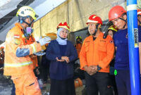 Khofifah saat meninjau lokasi ponpes di Sidoarjo yang ambruk. Foto: Humas Pemprov Jatim 