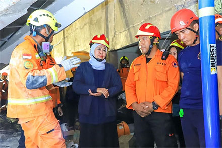 Khofifah saat meninjau lokasi ponpes di Sidoarjo yang ambruk. Foto: Humas Pemprov Jatim 
