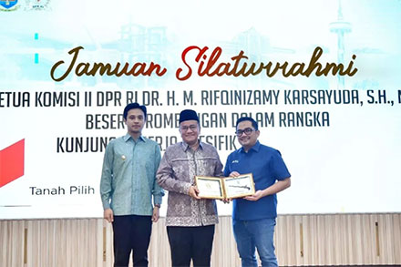Ketua Komisi II DPR RI Muhammad Rifqinizamy Karsayuda (kanan) berkomitmen mengawal upaya penanganan banjir dan permasalahan kawasan zona merah di Kota Jambi, Selasa (30/9/2025). ANTARA/HO- Melli Andani
