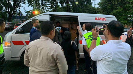 Foto: Jenazah almarhum Eko Puja Sulandhono, pilot helikopter Intan Angkasa PK-IWS yang jatuh di Distrik Jila, Mimika, tiba di Bandara Soekarno-Hatta. (Dok istimewa).
