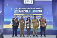 Wakil Gubernur Sumatera Utara, Surya mendampingi Menteri Komunikasi dan Digital, Meutya Hafid meluncurkan Program Kampung Internet 2025 di Desa Kramat Gajah, Kecamatan Galang, Kabupaten Deli Serdang, Senin (30/9/2025). Foto: Dok. Istimewa
