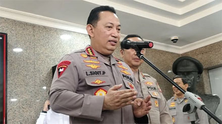 Pastikan Listyo Sigit Masih Jabat Kapolri Hingga Akhir 2025, Nasir Djamil: Mudah-mudahan Akhir Tahun Kapolri Baru Sumber : istimewa - antaranews
