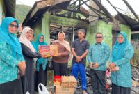TP-PKK Kota Panjang menyerahkan bantuan kepada korban kebakaran.