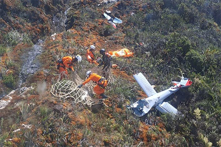 Proses evakuasi korban helikopter jatuh di Distrik Jila, Kabupaten Mimika, Papua Tengah. Foto: Basarnas Timika