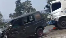 Kecelakaan lalu lintas truk pengangkut galon dan mobil Isuzu Panther terjadi di ruas Tol Jagorawi KM 33 arah Jakarta, Kamis (25/9). dok Istimewa
